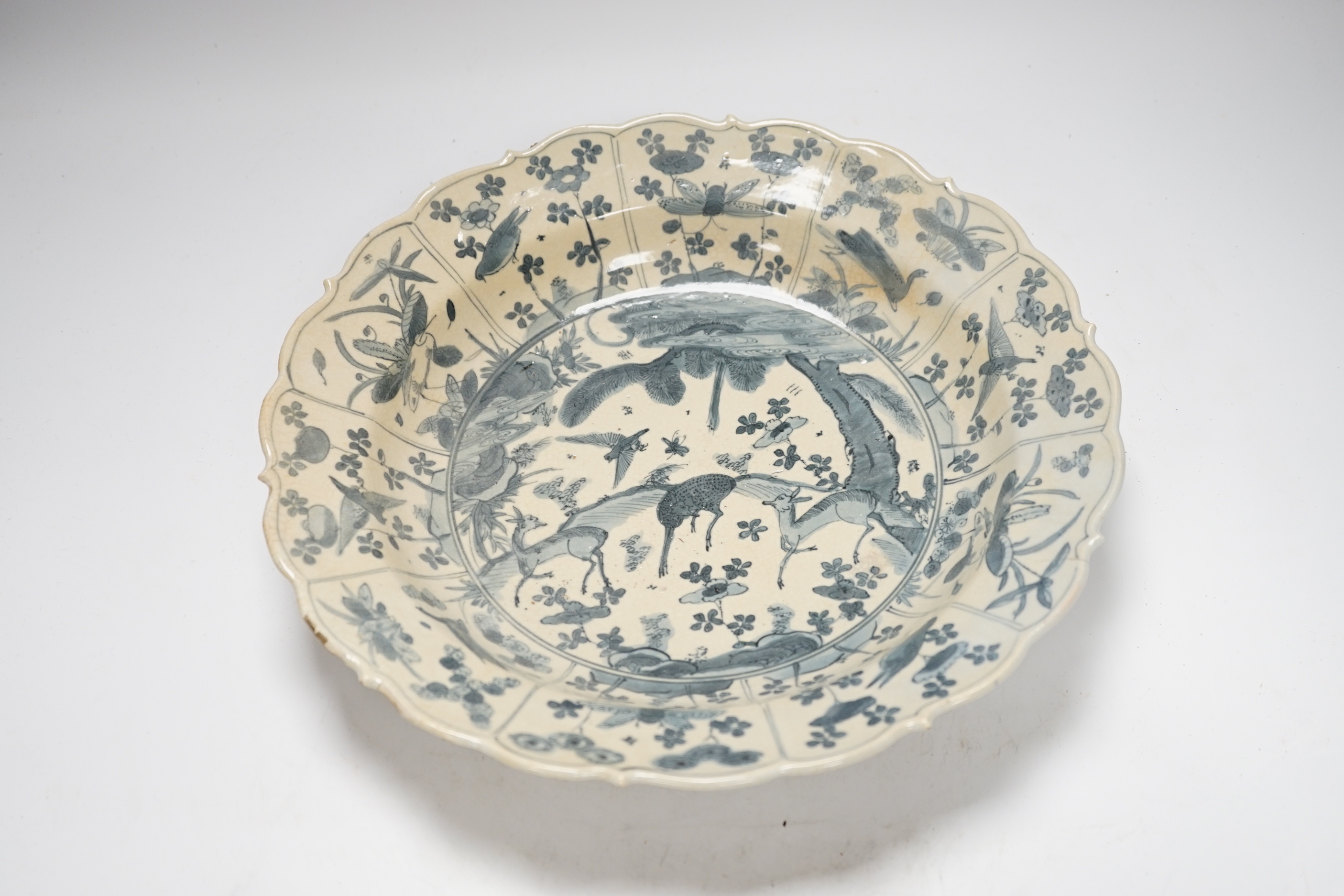 A Chinese kraak style dish, 31cm diameter